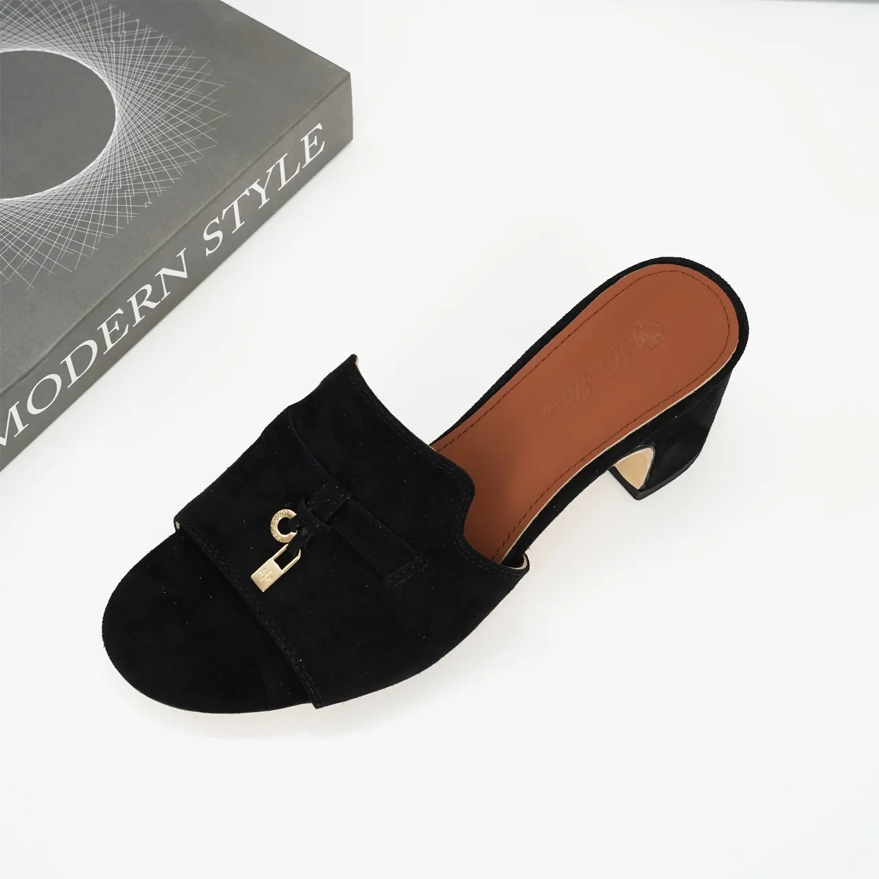 👟👟Ex-factory price 440👟👟 Genuine leather sole +30 suede sheepskin slippers with a strap decorated with Loro Piana My Charms charms and decorated with tone-on-tone stitching. Sophisticated and feminine, it pairs well with both city and resort looks. For those looking for an elegant upgrade, the summer glamor slipper is known for its slim open-back silhouette. size: 35-44 (custom-made sizes 43 and 44 are non-returnable) Upper: imported suede sheep leather (sheep), cowhide ostrich pattern, cowhide snake pattern Lining: imported high-grade mixed sheep silk Heel height: 5.5CM